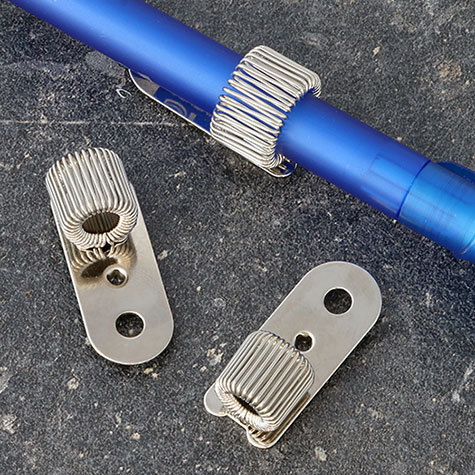 legatoria Portapenne rivettabile, metallo, 32x13mm NICHELATO, misure: 32x13 mm, con aggancio flessibile. Adatto a penne di tutte le misure. Fissaggio verticale.