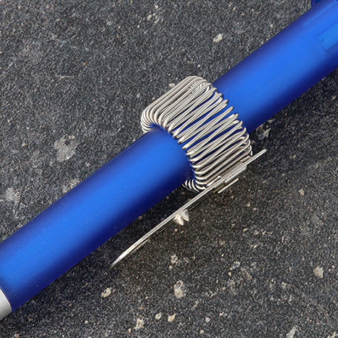 legatoria Portapenne rivettabile, metallo, 32x13mm NICHELATO, misure: 32x13 mm, con aggancio flessibile. Adatto a penne di tutte le misure. Fissaggio verticale.