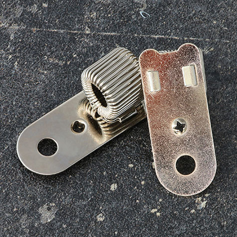 legatoria Portapenne rivettabile, metallo, 32x13mm NICHELATO, misure: 32x13 mm, con aggancio flessibile. Adatto a penne di tutte le misure. Fissaggio verticale.