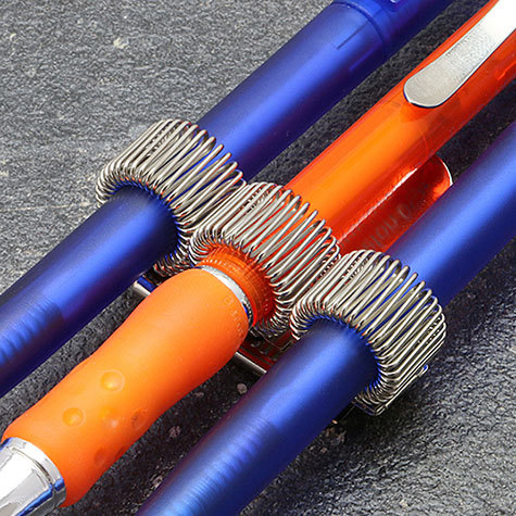 legatoria Portapenne metallo triplo clip, 38x40mm NICHELATO, misure: 38x40 mm. dotato di clip metallica flessibile da taschino..