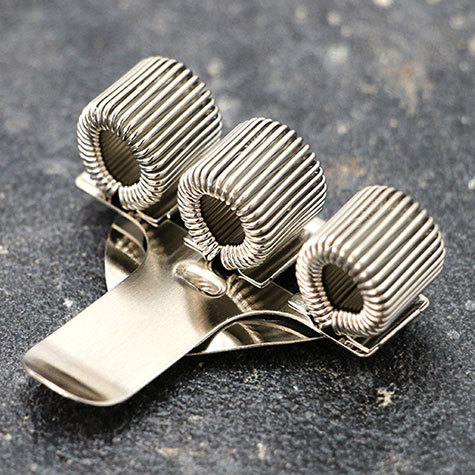 legatoria Portapenne metallo triplo clip, 38x40mm NICHELATO, misure: 38x40 mm. dotato di clip metallica flessibile da taschino..