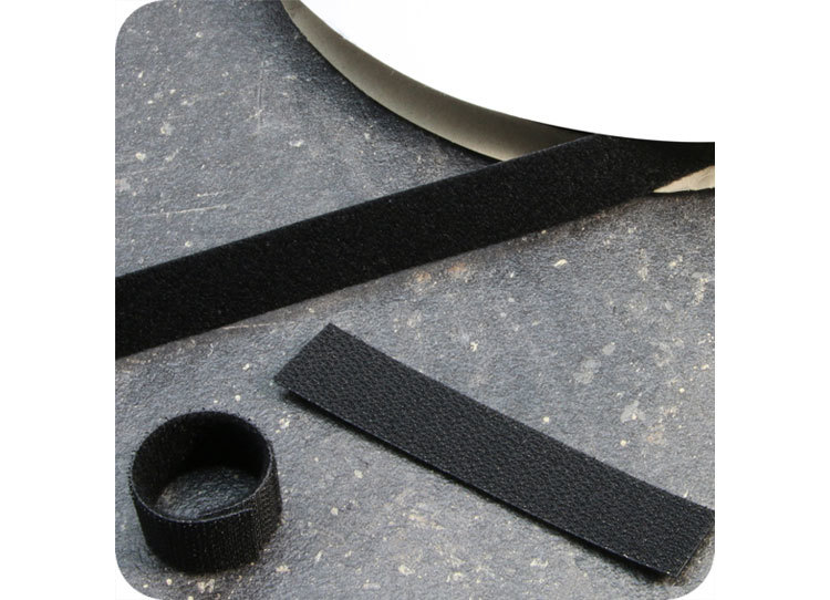 legatoria Nastro in velcro double face, 25mm NERO. Bilaterale: un lato maschio (ad uncini), l'altro femmina (ad asole). Ideale per fasciare ed assortire cavi e altri oggetti. Sfuso a metraggio leg2810