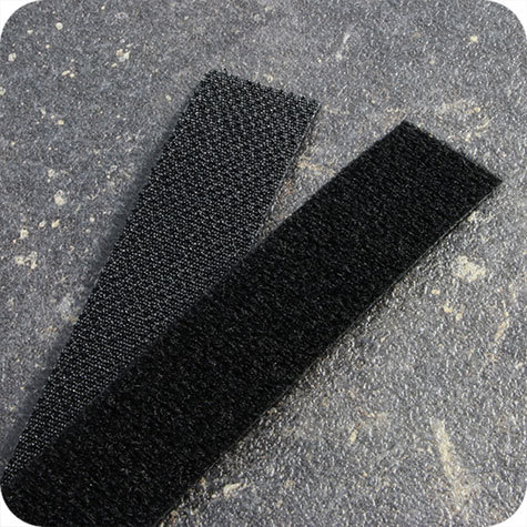 legatoria Nastro in velcro double face, 20mm NERO. bilaterale: un lato maschio (ad uncini), l'altro femmina (ad asole). Ideale per fasciare ed assortire cavi e altri oggetti. Sfuso a metraggio.