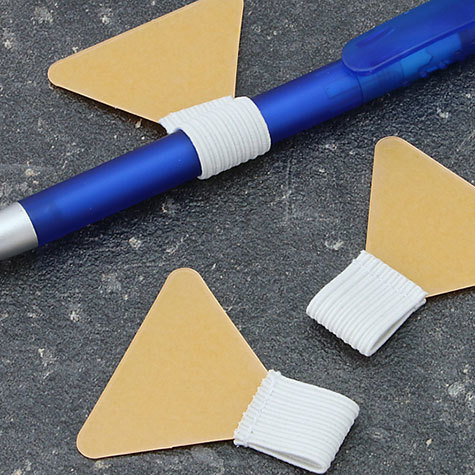 legatoria Portapenne, autoadesivo 3M elastico, BIANCO Per penne grosse (circonferenza 3-4cm). Dimensioni lembo adesivo: 45x30mm..