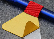 legatoria Portapenne grosse, autoadesivo elastico, ROSSO Per penne grosse (circonferenza 3-4cm). Dimensioni lembo adesivo: 45x30mm..