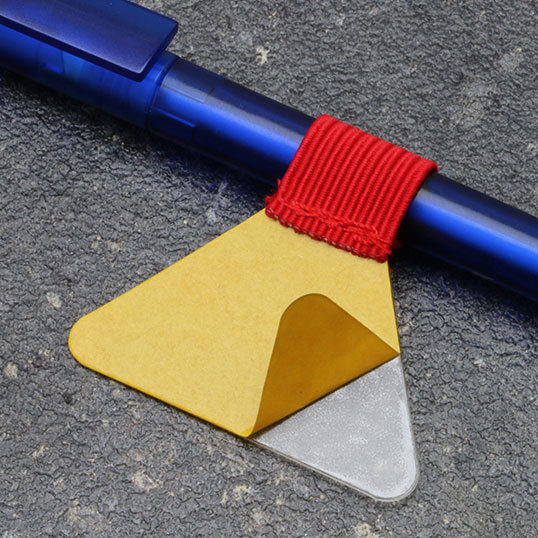 legatoria Portapenne grosse, autoadesivo elastico, ROSSO Per penne grosse (circonferenza 3-4cm). Dimensioni lembo adesivo: 45x30mm..