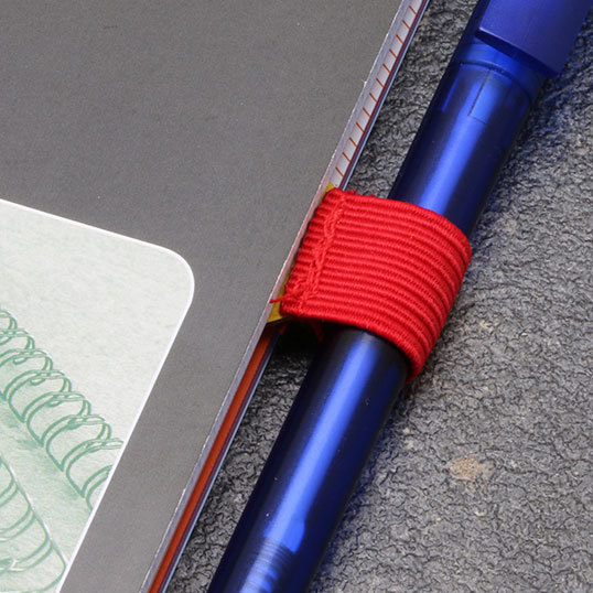 legatoria Portapenne grosse, autoadesivo elastico, ROSSO Per penne grosse (circonferenza 3-4cm). Dimensioni lembo adesivo: 45x30mm..