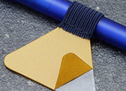 legatoria Portapenne grosse, autoadesivo elastico, BLUscuro Per penne grosse (circonferenza 3-4cm). Dimensioni lembo adesivo: 45x30mm. leg2815