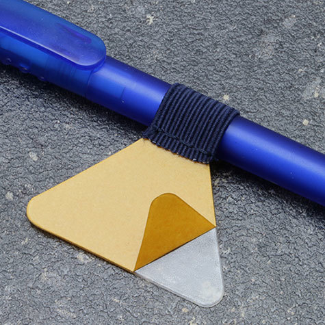 legatoria Portapenne grosse, autoadesivo elastico, BLUscuro Per penne grosse (circonferenza 3-4cm). Dimensioni lembo adesivo: 45x30mm..