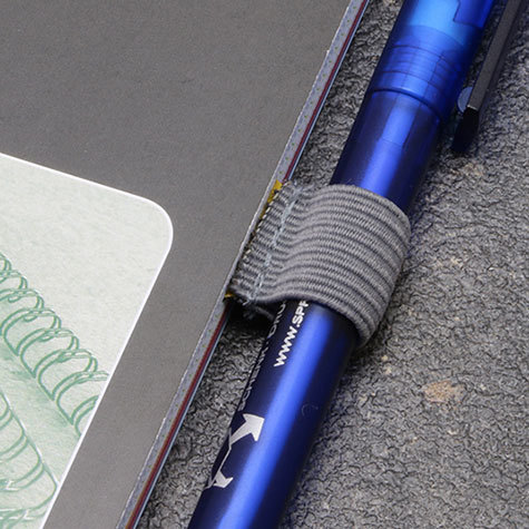 legatoria Portapenne grosse, autoadesivo elastico, GRIGIO Per penne grosse (circonferenza 3-4cm). Dimensioni lembo adesivo: 45x30mm..