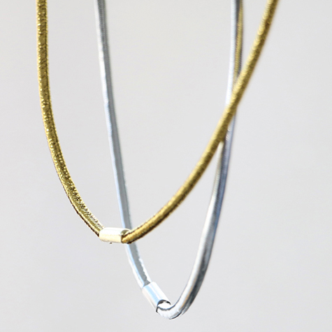 legatoria Anello elastico rivestito in tessuto, 410mm ARGENTO, spessore 2mm, le due estremit sono congiunte con una chiusura metallica per formare un anello che ben si adatta a rilegare fogli formato A5 (210mm).