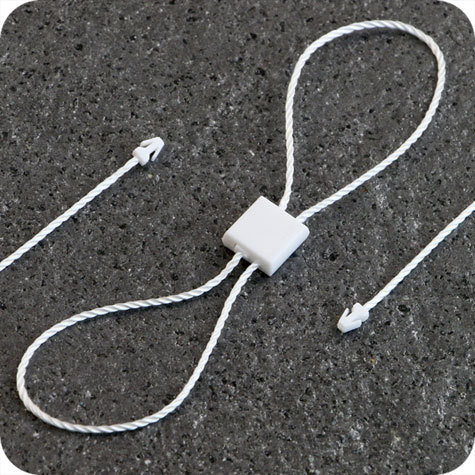 legatoria Filo sicurezza cotone DOPPIO. 235mm BIANCO, con box di fissaggio ad aggancio rapido, lunghezza aperto 23,5cm, lunghezza chiusa 11,75cm. Consentono di attaccare etichette e cartellini senza l�ausilio di pistola sparafili, sono rimovibili solo strappandoli.