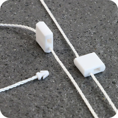 legatoria Filo sicurezza cotone DOPPIO. 235mm BIANCO, con box di fissaggio ad aggancio rapido, lunghezza aperto 23,5cm, lunghezza chiusa 11,75cm. Consentono di attaccare etichette e cartellini senza l�ausilio di pistola sparafili, sono rimovibili solo strappandoli.