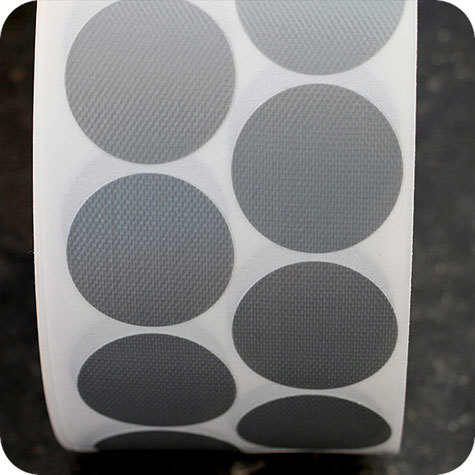 legatoria Bollini autoadesivi tessuto, 40mm ARGENTO ARGENTO, diametro 40mm, adesivo permanente, in rotolo.