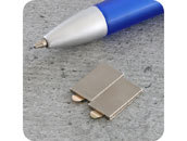 legatoria Calamita autoadesiva, 15x8 mm Calamita cilindrica con rivestimento superficiale nichelato, spessore 1mm, piastre magnetiche al neodimio, calamita con grado magnetico N35. Forza di attrazione massima: 600 grammi.