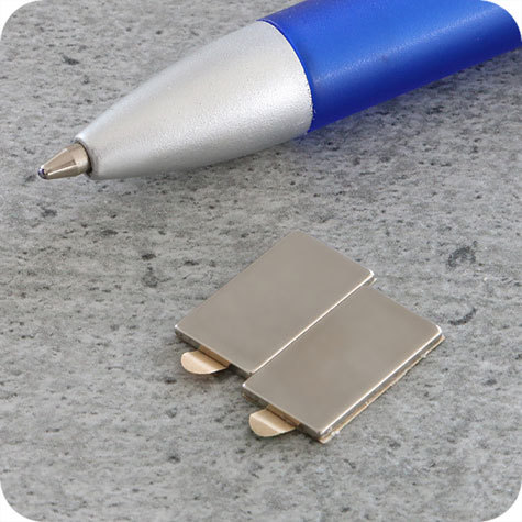 legatoria Calamita autoadesiva, 15x8 mm Calamita cilindrica con rivestimento superficiale nichelato, spessore 1mm, piastre magnetiche al neodimio, calamita con grado magnetico N35. Forza di attrazione massima: 600 grammi.