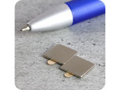 legatoria Calamita autoadesiva, 10x10 mm Calamita cilindrica con rivestimento superficiale nichelato, spessore 1mm, piastre magnetiche al neodimio, calamita con grado magnetico N35. Forza di attrazione massima: 550 grammi leg2877