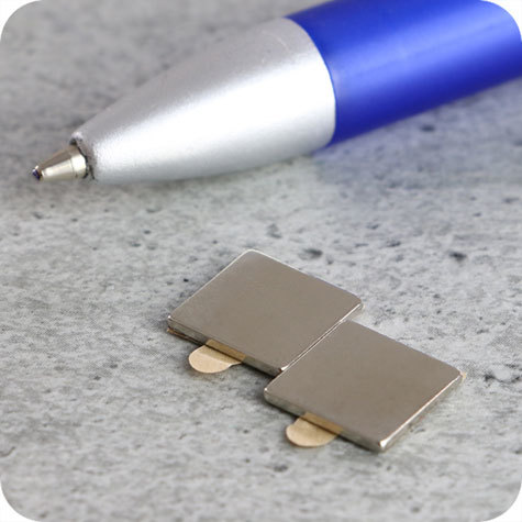 legatoria Calamita autoadesiva, 10x10 mm Calamita cilindrica con rivestimento superficiale nichelato, spessore 1mm, piastre magnetiche al neodimio, calamita con grado magnetico N35. Forza di attrazione massima: 550 grammi.