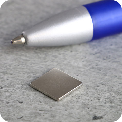 legatoria Calamita quadrata. 10x10x1mm Calamita quadrata in neodimio, grado magnetico N35 (forza di attrazione: 550g).