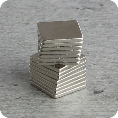 legatoria Calamita quadrata. 10x10x1mm Calamita quadrata in neodimio, grado magnetico N35 (forza di attrazione: 550g).