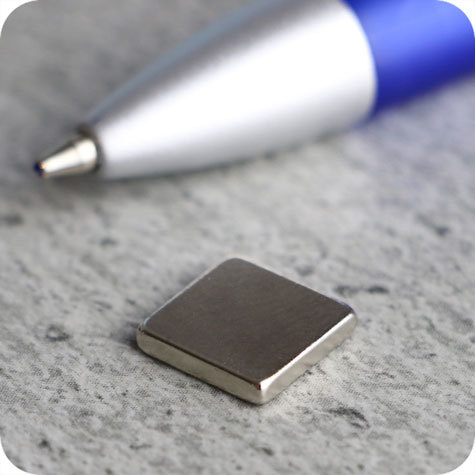 legatoria Calamita quadrata. 10x10x2mm Calamita quadrata in neodimio, grado magnetico N35 (forza di attrazione 1000g).
