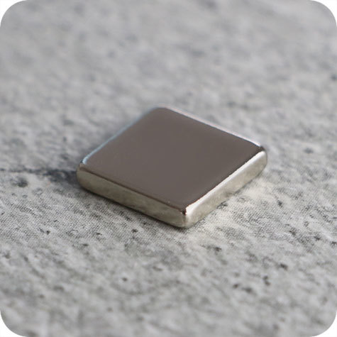 legatoria Calamita quadrata. 10x10x2mm Calamita quadrata in neodimio, grado magnetico N35 (forza di attrazione 1000g).