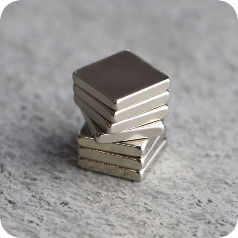 legatoria Calamita quadrata. 10x10x2mm Calamita quadrata in neodimio, grado magnetico N35 (forza di attrazione 1000g).