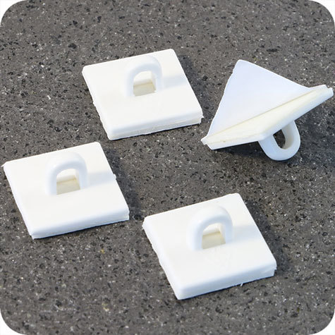 legatoria Basetta autoadesive con occhiello, 20x20mm BIANCO, in plastica bianca, sezione quadrangolare.