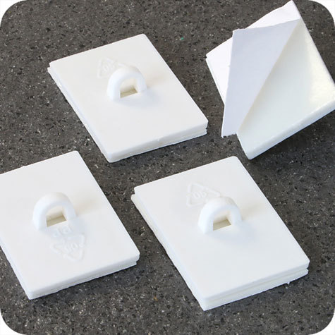 legatoria Basetta autoadesive con occhiello, 26x37mm BIANCO, in plastica bianca, sezione rettangolare.