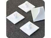 legatoria Basetta autoadesive con occhiello girevole, 30x30mm BIANCO, in plastica bianca, sezione quadrangolare. Con occhiello girevole.