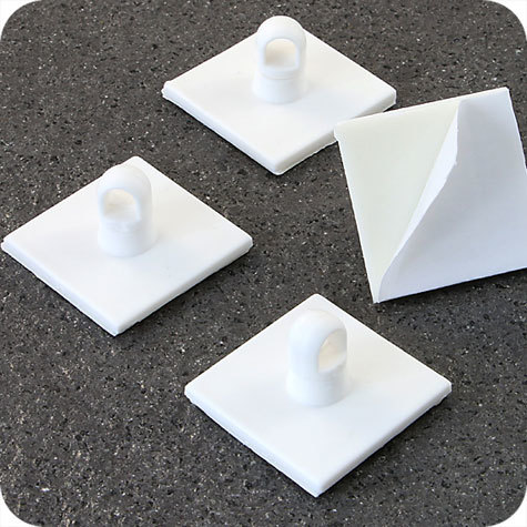 legatoria Basetta autoadesive con occhiello girevole, 30x30mm BIANCO, in plastica bianca, sezione quadrangolare. Con occhiello girevole.