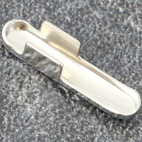 legatoria Capicorda a -T- per elastico o cordoncino NICHELATO, lunghezza 14,3mm. Larghezza 3,2mm. Spessore 3,5mm. Per elastico di spessore fino a 3mm..