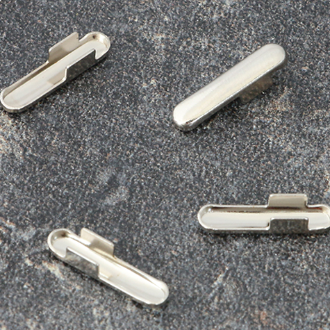 legatoria Capicorda a -T- per elastico o cordoncino NICHELATO, lunghezza 14,3mm. Larghezza 3,2mm. Spessore 3,5mm. Per elastico di spessore fino a 3mm..