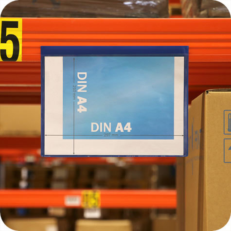 legatoria Busta magnetica, A4. Aperta sul lato lungo BLU. 315x217-234mm. Con striscia magnetica posteriore. Lato superiore In PVC trasparente morbido da 250 micron. Lato inferiore in PVC blu da 300 micron.