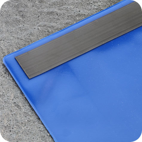 legatoria Busta magnetica, A5. Aperta sul lato corto BLU. 160x215mm. Con striscia magnetica. Lato superiore In PVC trasparente morbido da 250 micron. Lato inferiore in PVC blu da 300 micron.