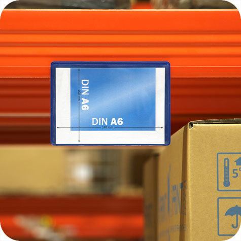 legatoria Busta con magneti. 164x110mm VERDE. 164x110-115mm. Con striscia magnetica posteriore 150x20mm. Lato superiore In PVC trasparente morbido da 250 micron. Lato inferiore in PVC blu da 300 micron.