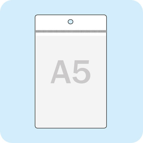 legatoria Busta APPENDIBILE 148x210mm(A5). PORTRAIT TRASPARENTE, con lato sporgente e con foro da 5mm per lappensione, in PVC morbido da 160 micron, aperta sul lato corto. Contiene fogli formato A5 (15x21cm). Formato esterno 157x228mm. Senza patella di chiusura.