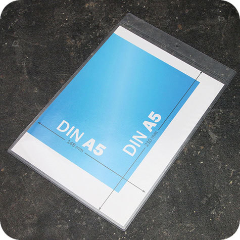 legatoria Busta APPENDIBILE 148x210mm(A5). PORTRAIT TRASPARENTE, con lato sporgente e con foro da 5mm per lappensione, in PVC morbido da 160 micron, aperta sul lato corto. Contiene fogli formato A5 (15x21cm). Formato esterno 157x228mm. Senza patella di chiusura.