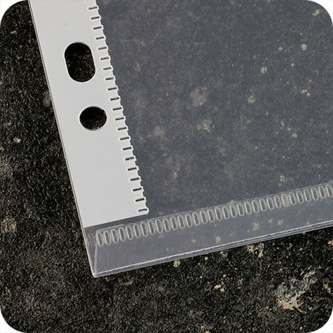 legatoria Busta con perforazione universale, A4 TRASPARENTE, in polipropilene da 180 micron, aperta sul lato lungo, formato A4 (210x297mm).Con patella di chiusura a bottone.