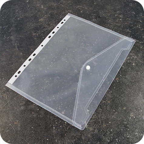 legatoria Busta con perforazione universale, A4 TRASPARENTE, in polipropilene da 180 micron, aperta sul lato lungo, formato A4 (210x297mm).Con patella di chiusura a bottone.