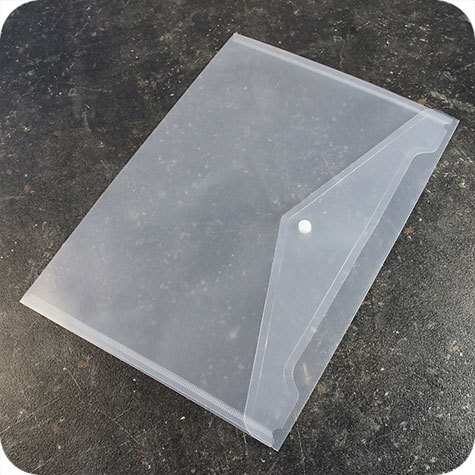 legatoria Busta bottone, A4, con rinforzi TRASPARENTE, in polipropilene da 180 micron RINFORZATO CON FIBRE DI NYLON,aperta sul lato lungo, formato A4 (210x297mm).Con patella di chiusura a bottone..