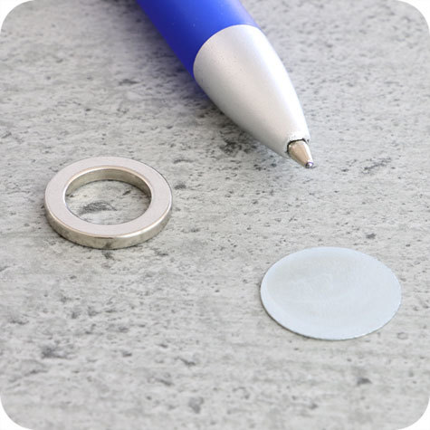 legatoria Segnagiorno magnetico calendario, diametro 15mm Diametro esterno 15 mm. Diametro interno 10 mm. Spessore 2mm. NICHELATO. Al Neodimio N40. Forza attrattiva di 800 grammi. Dotato di disco metallico posteriore..