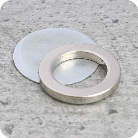 legatoria Segnagiorno magnetico calendario, diametro 15mm Diametro esterno 15 mm. Diametro interno 10 mm. Spessore 2mm. NICHELATO. Al Neodimio N40. Forza attrattiva di 800 grammi. Dotato di disco metallico posteriore..