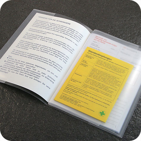 legatoria Copertina per libri e documenti 19x13,5 cm TRASPARENTE. Dimensioni: 180x405 mm aperto (180x135 mm chiuso). In morbido PVC da 200 micron. Larghezza delle tasche interne: 50 mm (aperte verso il centro), per inserire la prima e lultima pagina.