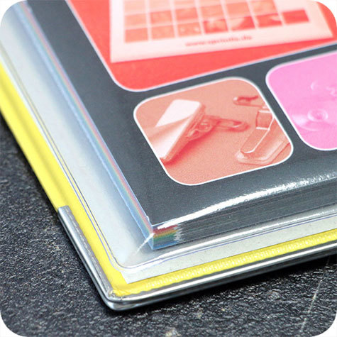 legatoria Tasca triangolare autoadesiva, soffietto, 140x140mm Corner pocket. Busta triangolare isoscele adesiva in vinile trasparente (colla acrilica trasparente) per inserire listini prezzi, offerte o altri fogli singoli in raccoglitori ad anelli, cataloghi, depliant, ecc.. Pu contenere fino a 10mm di spessore.