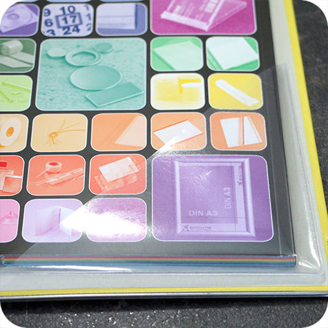 legatoria Tasca triangolare autoadesiva, soffietto, 140x140mm Corner pocket. Busta triangolare isoscele adesiva in vinile trasparente (colla acrilica trasparente) per inserire listini prezzi, offerte o altri fogli singoli in raccoglitori ad anelli, cataloghi, depliant, ecc.. Pu contenere fino a 10mm di spessore.