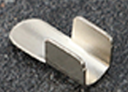 legatoria Capicorda a -T- per elastico o cordoncino NICHELATO, lunghezza 15,4mm. Larghezza 6,3mm. Spessore 6,5mm. Per elastico di spessore fino a 5 mm. LEG2937