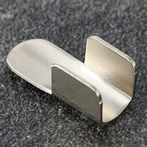 legatoria Capicorda a -T- per elastico o cordoncino NICHELATO, lunghezza 15,4mm. Larghezza 6,3mm. Spessore 6,5mm. Per elastico di spessore fino a 5 mm..