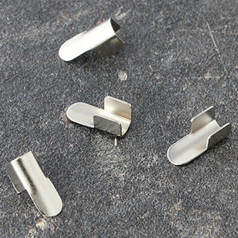 legatoria Capicorda a -T- per elastico o cordoncino NICHELATO, lunghezza 15,4mm. Larghezza 6,3mm. Spessore 6,5mm. Per elastico di spessore fino a 5 mm..
