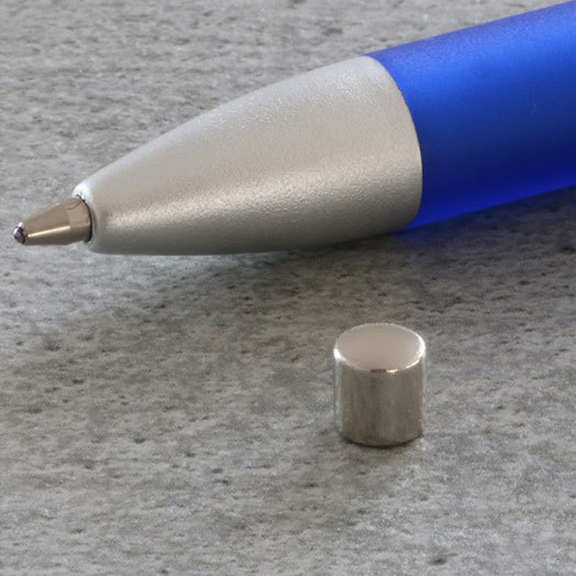 legatoria Calamita diametro 5mm spessore 5mm Calamita cilindrica al neodimio, diametro 5mm spessore 5mm. Grado magnetico N35. Forza di attrazione 700 grammi.